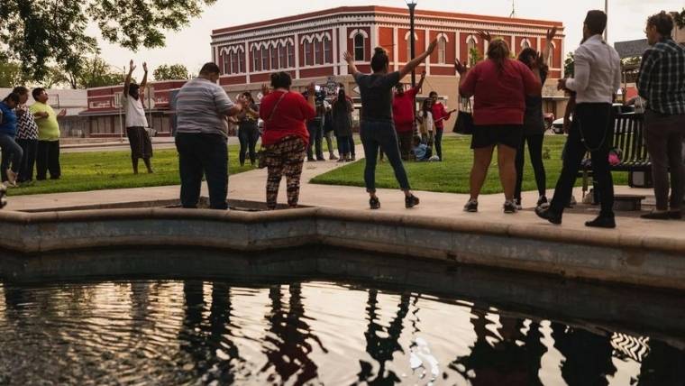 Plaza del Pueblo de la Ciudad de Uvalde donde se reunió la gente tras el tiroteo en la Escuela Primaria Robb.