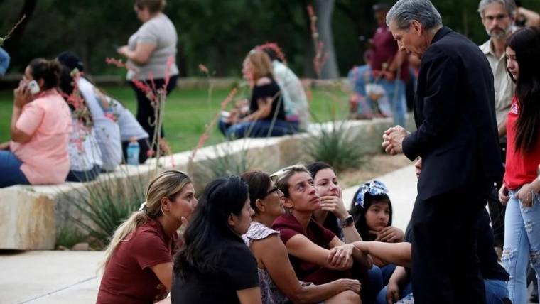 El arzobispo de San Antonio, Gustavo Garcia-Siller, consuela a las familias luego del tiroteo mortal. 