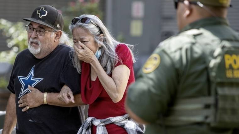 Una mujer llora al salir del Centro Cívico de Uvalde.