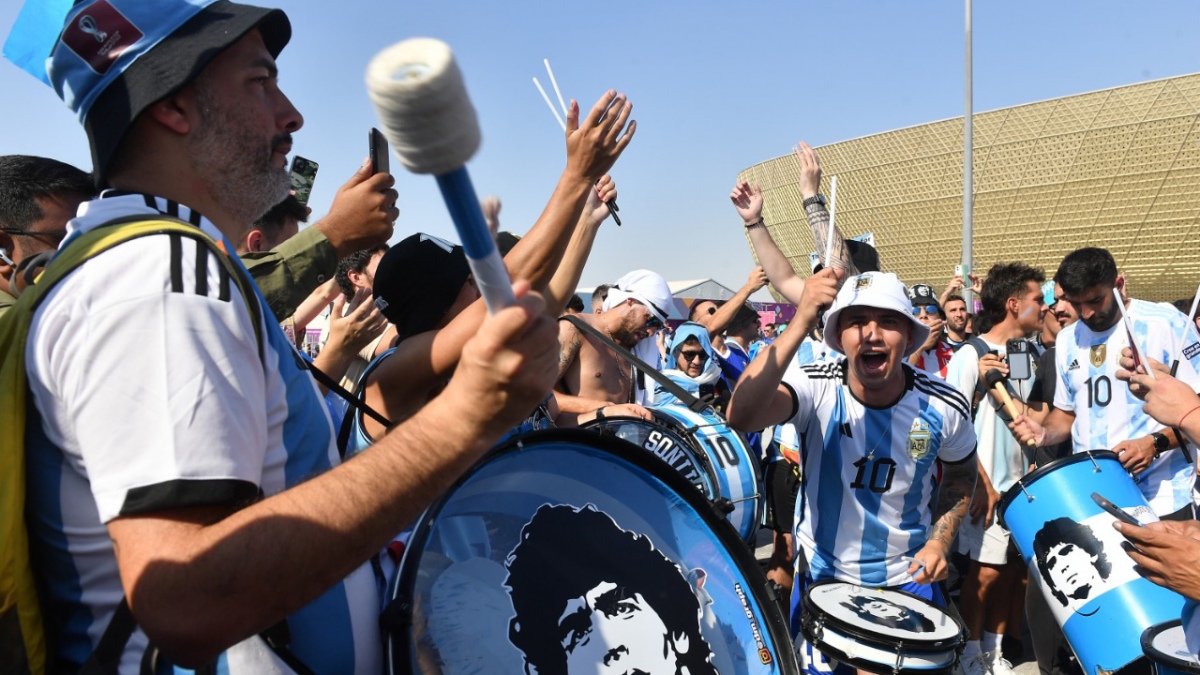 Las inmediaciones de la cancha presentaron un ambiente bien argentino, al que se sumaron hinchas de diferentes parte del mundo.