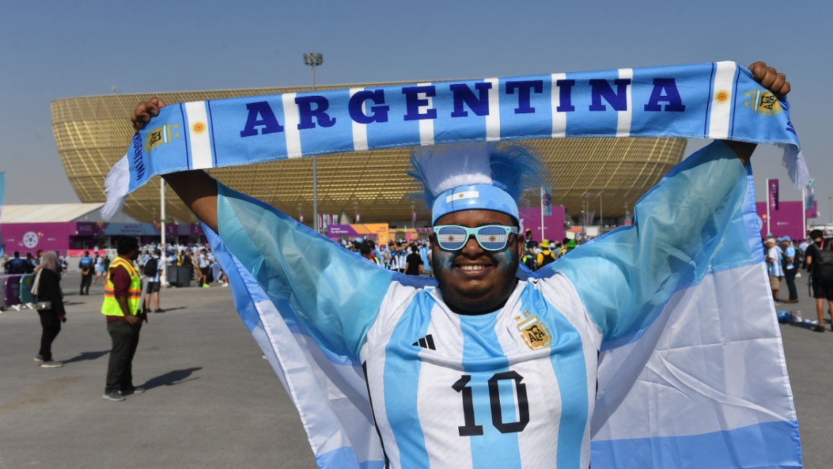 Aficionados locales, con la camiseta de Messi o túnicas, bailaron al ritmo de la banda aficionada de cumbia El Giro.