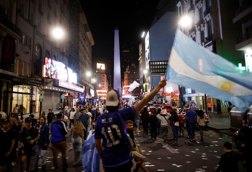 ►El dilema del emigrante: ¿Por qué el éxito económico no garantiza la felicidad fuera de Argentina?